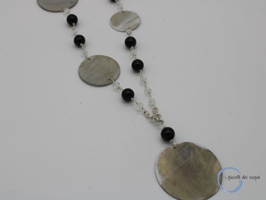 collana da donna con ciondoli alluminio a cerchio realizzati a mano, agata nera e cristalli. Catena lunga anallergica nickel free color argento