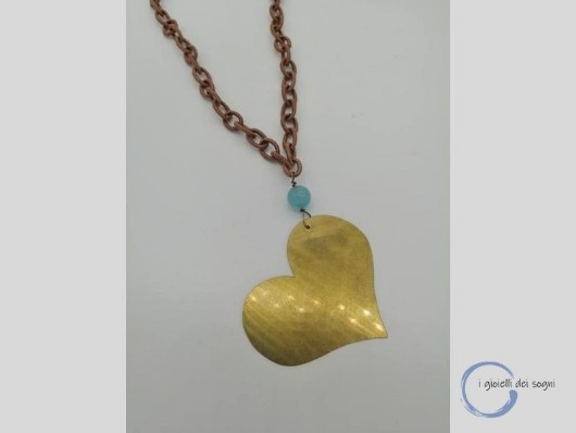 collana con ciondolo cuore in ottone e pietra, catena in seta color cappuccino