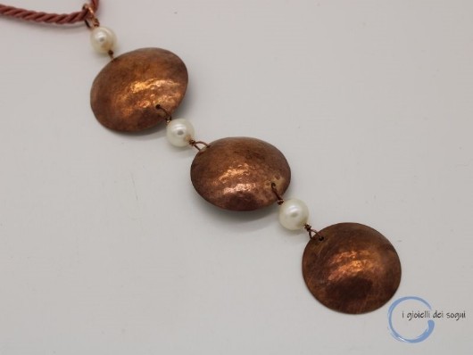 collana da donna con ciondolo formato da tre tondi bombati realizzati a mano e perle di fiume. Cordino lungo in raso ritorto color rosa antico