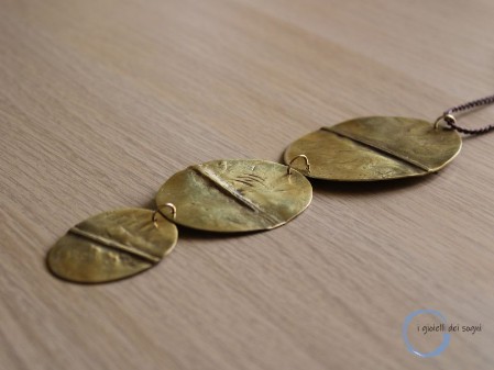 collana cordino uncinetto ciondolo ovali in ottone