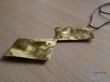 collana lunga da donna cordino uncinetto e ciondolo 2 quadrati in ottone