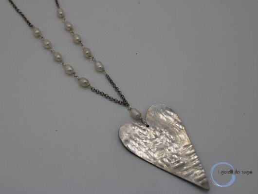collana da donna con ciondolo cuore allumino e perle di fiume. Catena lunga anallergica nickel free color argento