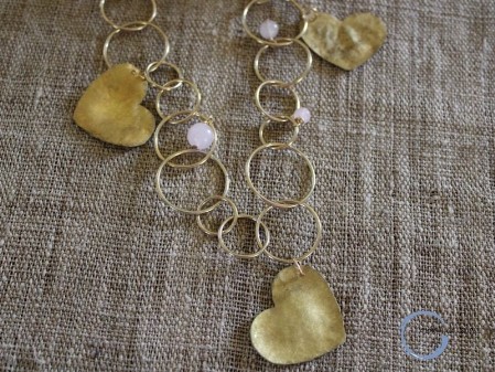 collana catena lunga con ciondoli cuore ottone fatti a mano e pendenti quarzo rosa