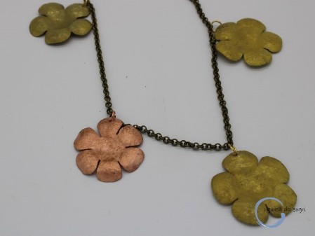 collana catena con ciondoli fiori in rame e ottone
