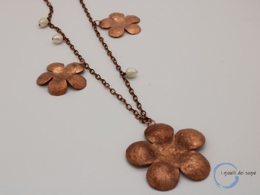 collana donna con tre ciondoli fiori realizzati a mano in rame e ciondoli perle. Catena lunga anallergica nickel free color rame