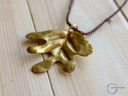 collana ciondolo foglia ottone e cordino uncinetto