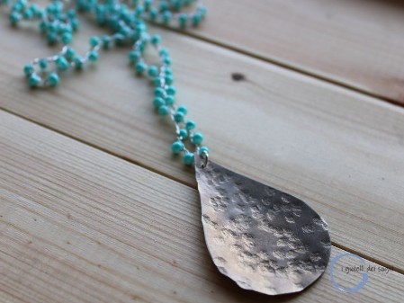 collana uncinetto agata azzurra con ciondolo goccia alluminio martellata