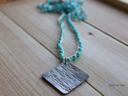 collana uncinetto agata azzurra ciondolo quardato alluminio texture righine