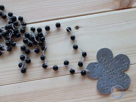 collana uncinetto onice nero con ciondolo fiore alluminio