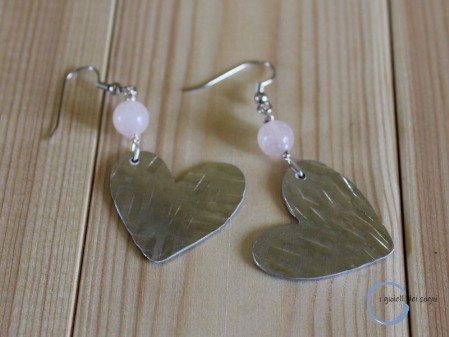 orecchini cuore in alluminio e quarzo rosa