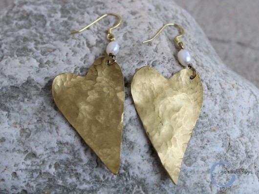 orecchini donna cuore ottone realizzato a mano e perla di fiume, orecchi pendenti da donna con monachella in argento anallergica