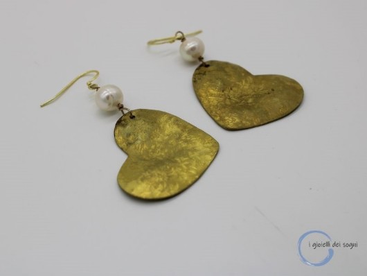 orecchni cuore ottone realizzati a mano e perle, orecchini pendenti da donna con monachella anallergica in argento