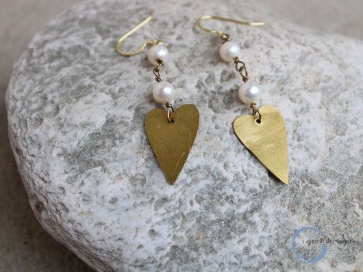 orecchini cuore in ottone realizzato a mano e perle di fiume, orecchini pendenti, monachella in argento nichel free