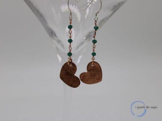 orecchini cuore rame realizzato a mano, cristalli verdi. Orecchini da donna pendenti con monachella anallergica in argento
